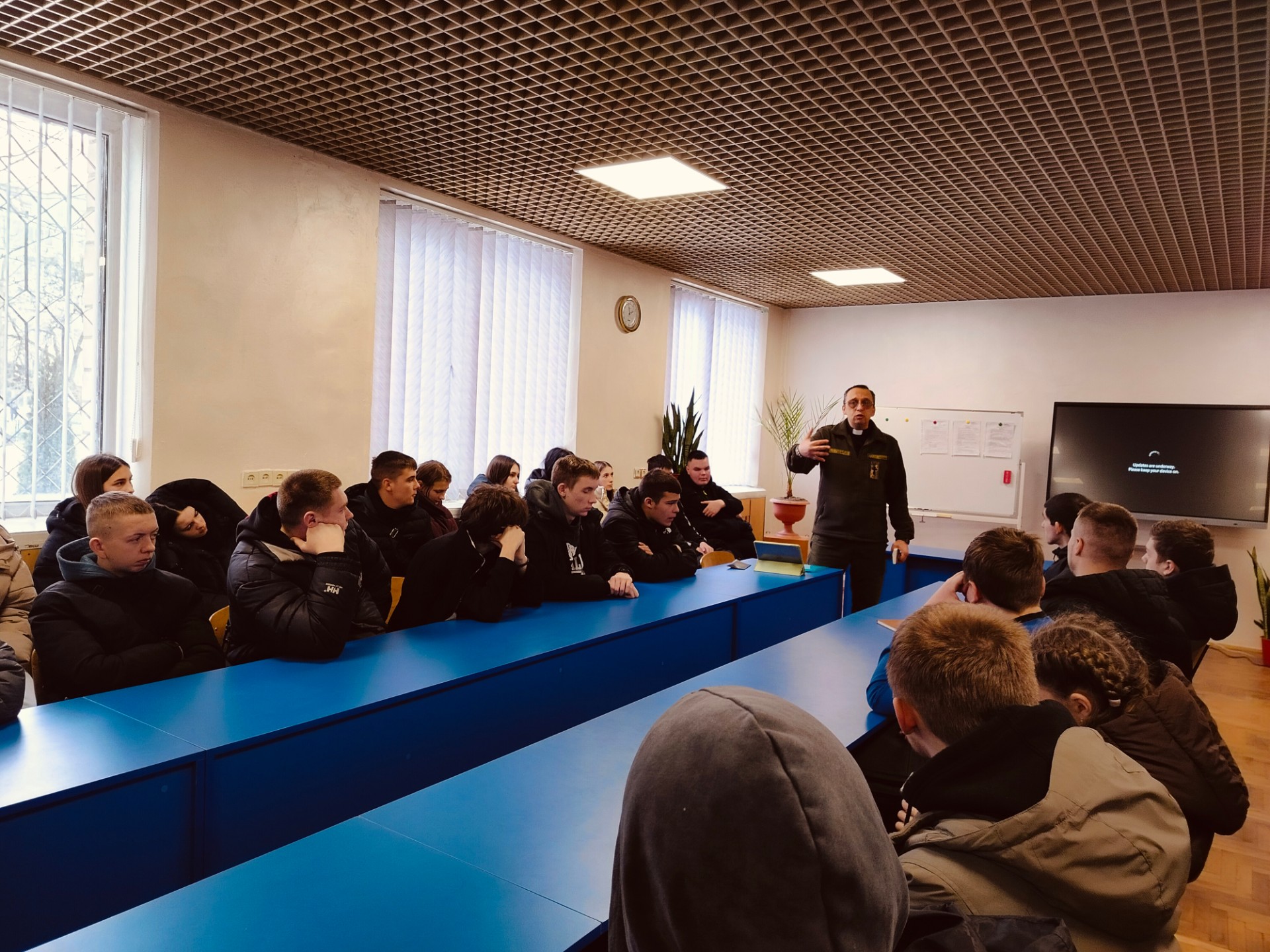 Сильний - не той, хто принижує, а той, хто захищає! - Фото №1