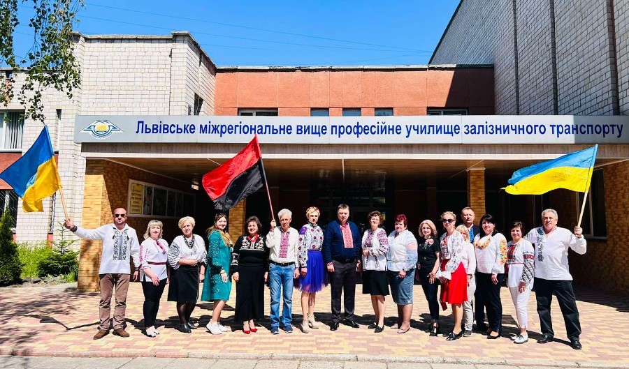Українська ВИШИВАНКА - це краса!   У ній НАРОДУ КОД, його душа!