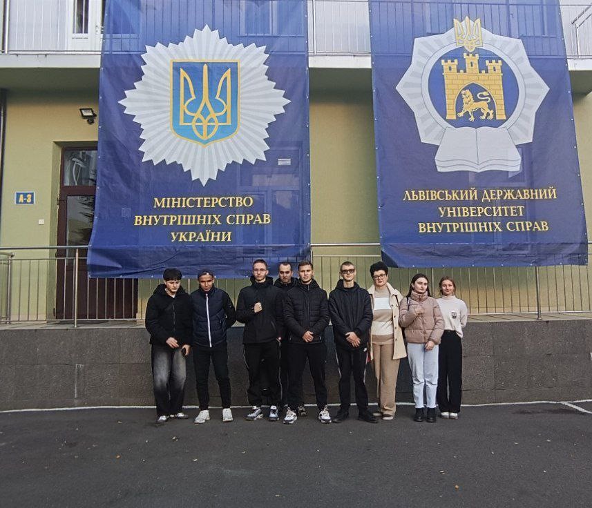 Служити  Закону і Україні - це почесно! 👮‍♂️