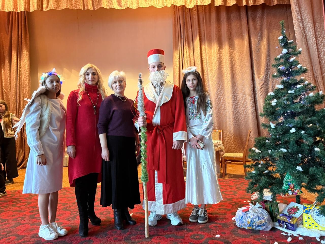 Миколай Святий приходить - щастя в кожен дім приводить! Миколай Святий приходить - щастя в кожен дім приводить!