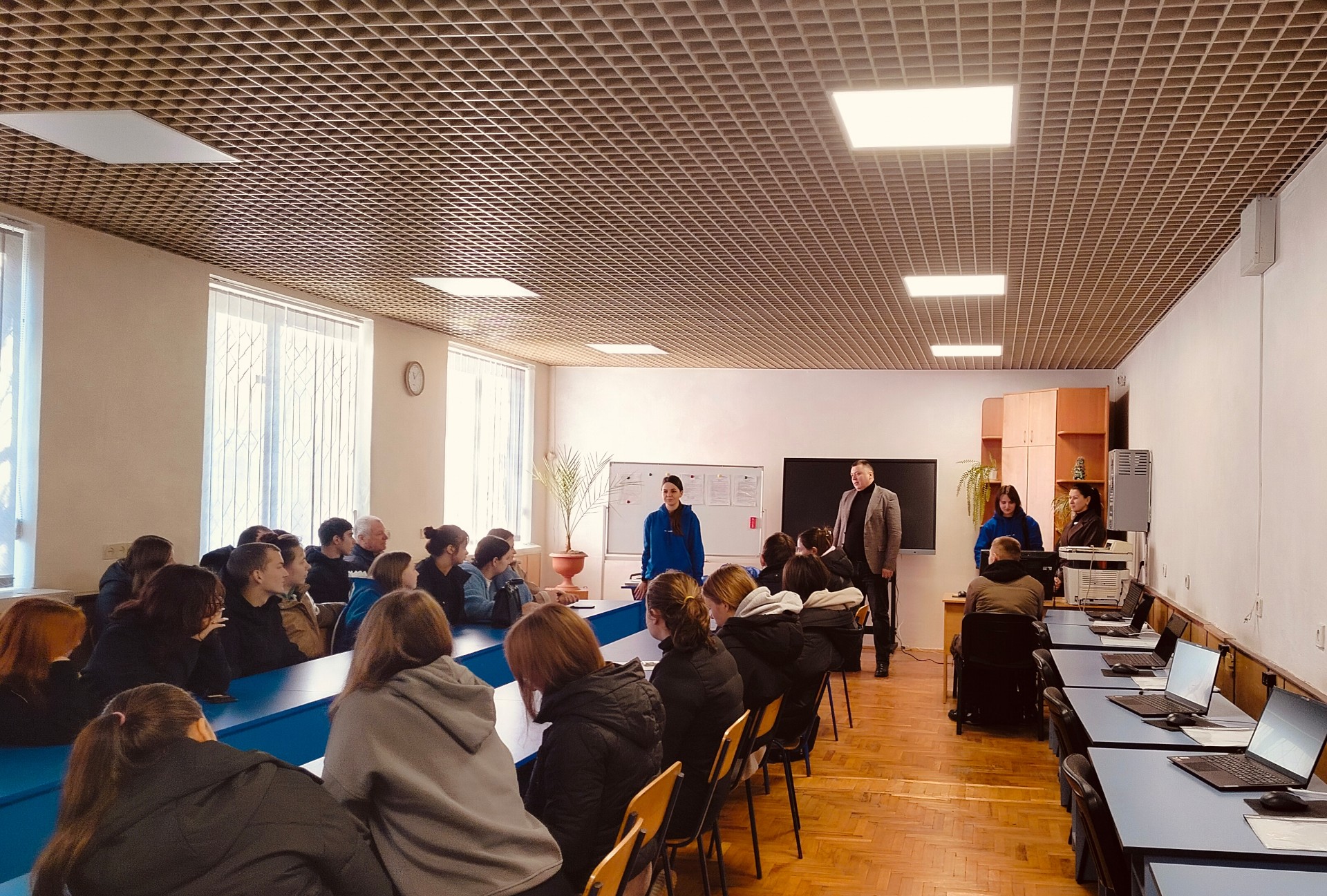 Укрзалізниця - надійна опора!