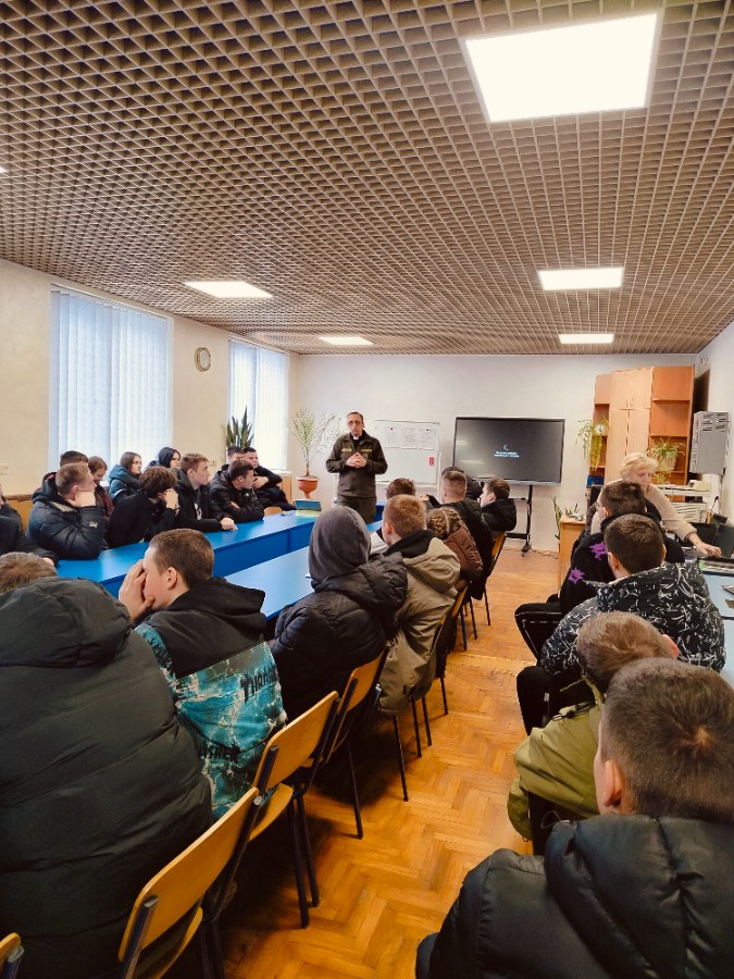 Сильний - не той, хто принижує, а той, хто захищає!