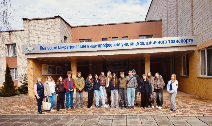 Знайомство з професіями, що забезпечують рух країни